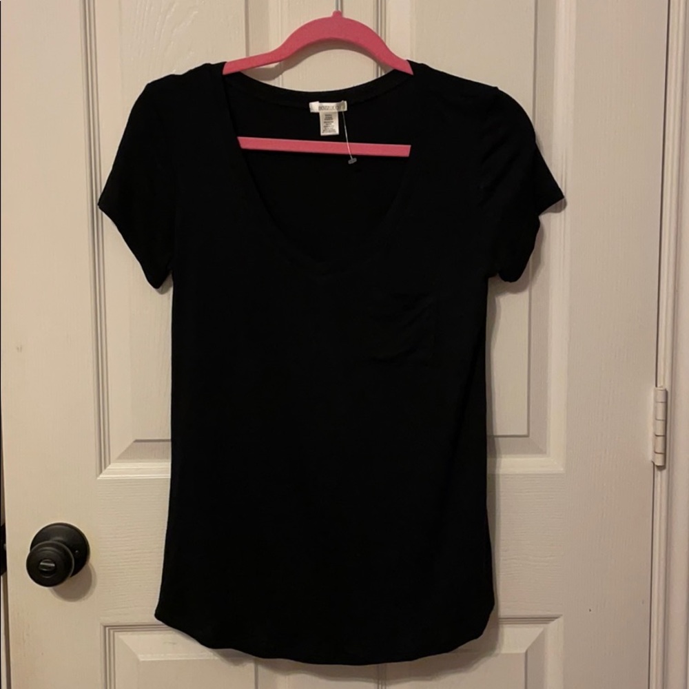 Plain v-neck black t-shirt w/ pocket